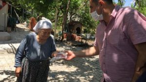 CHP ORTACA İLÇE BAŞKANI TEZCAN  YAŞLILARI YALNIZ BIRAKMIYOR