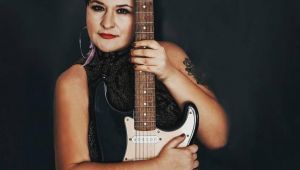 ÜNLÜ ROCM SANATÇISI GİZEM SAATÇİ'DEN PARTİSİ DYP İÇİN SEÇİM ŞARKISI