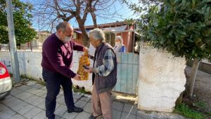 CHP İLÇE BAŞKANI KAPI KAPI PATATES SOĞAN DAĞITTI