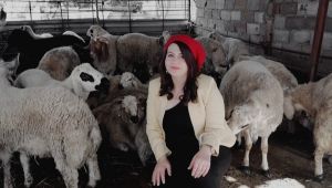 İŞ KADINI EBRU KARAKUŞ PANDEMİ BİTSİN İŞLER AÇILSIN DİYE KURBAN KESTİ