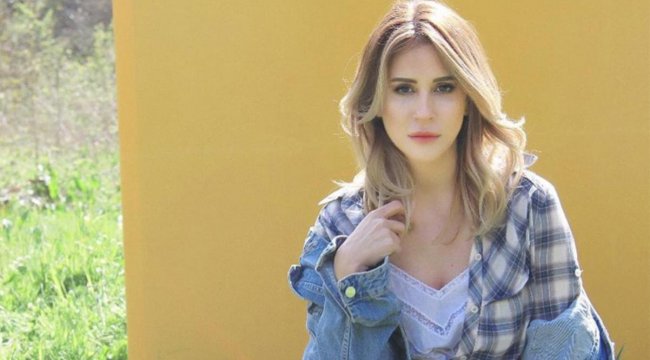 Aynur Aydın, 'Hiç paylaşmadığınız bir fotoğrafınız var mı?' sorusuna cesur pozunu paylaşarak cevap verdi
