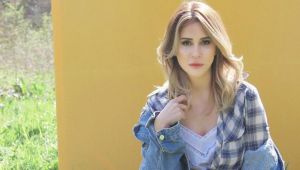 Aynur Aydın, 'Hiç paylaşmadığınız bir fotoğrafınız var mı?' sorusuna cesur pozunu paylaşarak cevap verdi