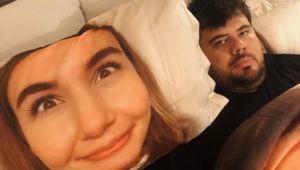 Berfu Yenenler yine yaptı yapacağını! Yatak şakasıyla Eser'i şoke etti