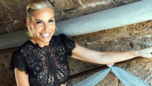 Bikinili pozlarını paylaşan şarkıcı Linet'in göbeğindeki detay gözlerden kaçmadı