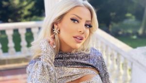 Gülşah Saraçoğlu, katıldığı davetteki derin yırtmaçlı elbisesi ile dikkat çekti