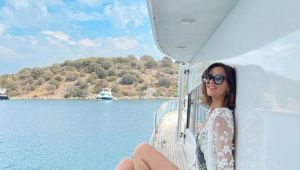 İrem Helvacıoğlu, teknede çektirdiği mayolu fotoğrafı ile beğeni topladı