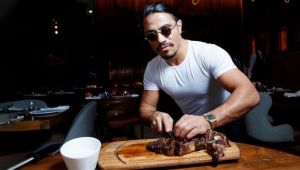 Londra'da açacağı restoran için takipçilerinden destek isteyen Nusret, çıraklık fotoğrafını paylaştı