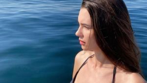 Oyuncu Leyla Lidya Tuğutlu'dan siyah bikiniyle yaza veda pozu