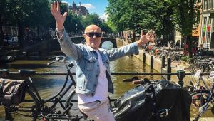 Ünlü menajer Mick Bridgen, köpeği için kazdığı mezara düşerek yaşamını yitirdi