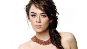 Kırmızı halıda şıklık yarışı! Demet Evgar, Altın Portakal'da annesinin diktiği kıyafetle katıldı