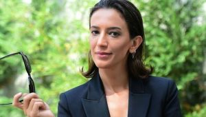 Nihal Yalçın'ın Altın Portakal'da yaptığı konuşma sırasında Tamer Karadağlı'nın davranışları geceye damga vurdu