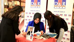 Yazar Zeynep Sahra'ya Ankara'da Yoğun İlgi