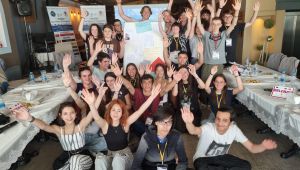   BAYRAKLI HALİT ÖZPİRİNÇ ANADOLU LİSESİ ÖĞRENCİ VE ÖĞRETMENLERİ İLE AVRUPA'DA GÖZ KAMAŞTIRDI