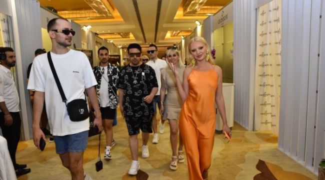 Ünlü Şarkıcı Alexandra Stan Antalya'da Podyum'da Yürüdü