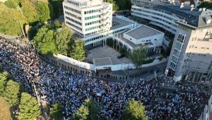 Saraybosna'da binlerce gösterici
