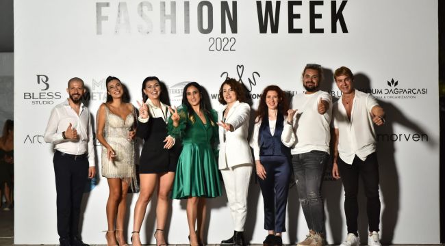 Tarihi Taş Köprü Üzerinde Moda Rüzgarı