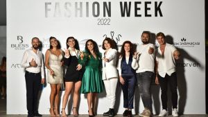 Tarihi Taş Köprü Üzerinde Moda Rüzgarı 