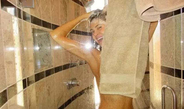 Ünlü oyuncu, duşta çektiği fotoğrafı paylaşarak sosyal medyayı salladı