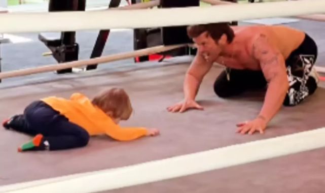 Kıvanç Tatlıtuğ, oğluyla güreştiği keyifli anları paylaştı