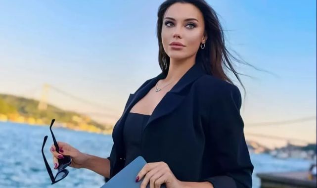 Tuvana Türkay'dan İtalya sokaklarında cesur kombin