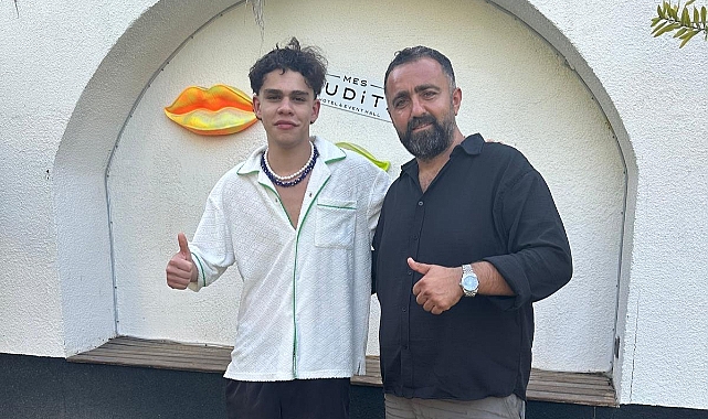 Alper Erözer Alaçatı Tatilinde Dikkat Çekti