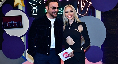 SİNAN AKÇIL’DAN ZEYNEP BOZKAYA’YA SÜRPRİZ ŞARKI!