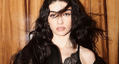 GEÇTİĞİMİZ YILIN ‘STİL SAHİBİ KADIN OYUNCUSU’ HAZAR ERGÜÇLÜ ELLE STYLE AWARDS 2026 SAHNESİNDE BU KEZ ÖDÜL TAKDİM ETTİ