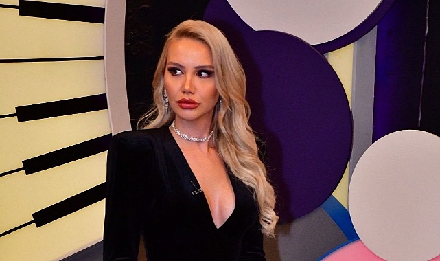 Ekranların Parlayan Yıldızı: Zeynep Bozkaya Hem Sunuculukta Hem Modada Zirvede